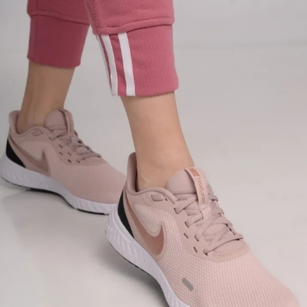 Nike Revolution 5 Streetwear/Running  Shoes Size 8.5 for Women - Picture 2 of 11